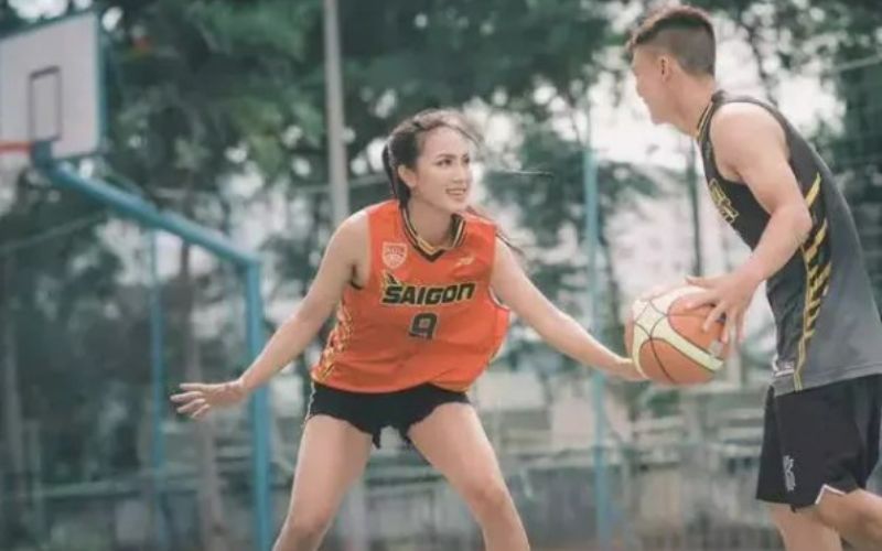 2 cặp đôi vàng trong làng bóng rổ: Từ đồng nghiệp thành người yêu 8 cả hai thường xuyên hỗ trợ nhau trong công việc tuyển thủ của mình.