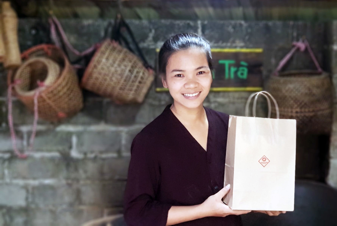 Thúy Vân giới thiệu sản phẩm trà đã đóng gói cho khách, 12/2021. Ảnh: Nhân vật cung cấp.