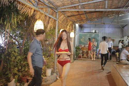 Nhiều cửa hàng gây bất bình vì để nhân viên mặc quần ngắn, áo tắm chèo kéo khách - 10