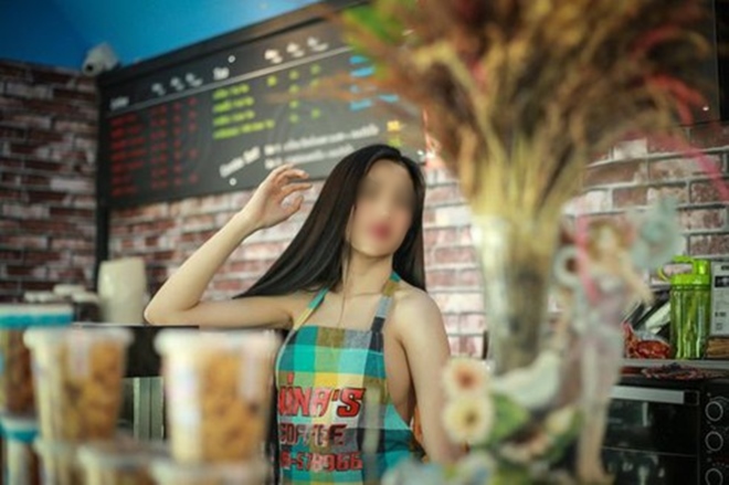 Nhiều cửa hàng gây bất bình vì để nhân viên mặc quần ngắn, áo tắm chèo kéo khách - 8