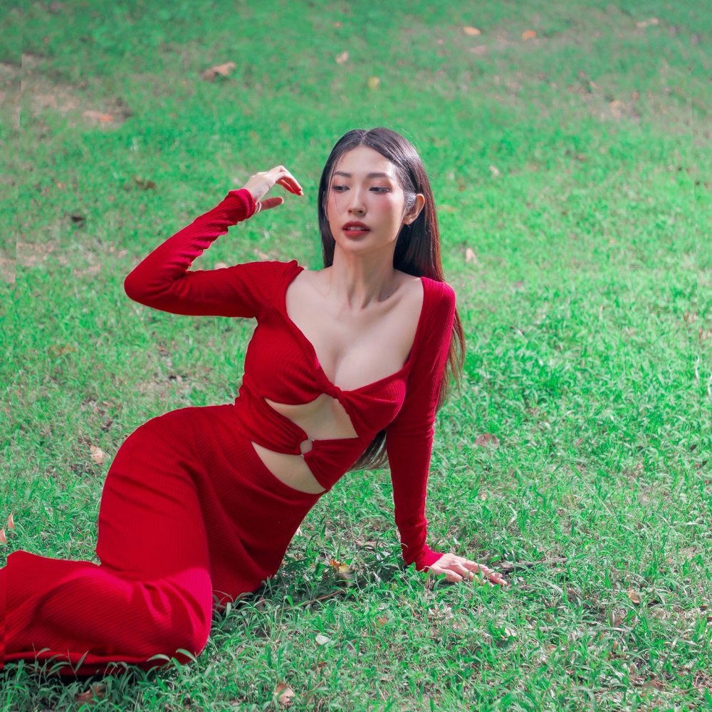 Khổng Tú Quỳnh khoe dáng “mình trắm” với áo “trái tim ngược” - 11