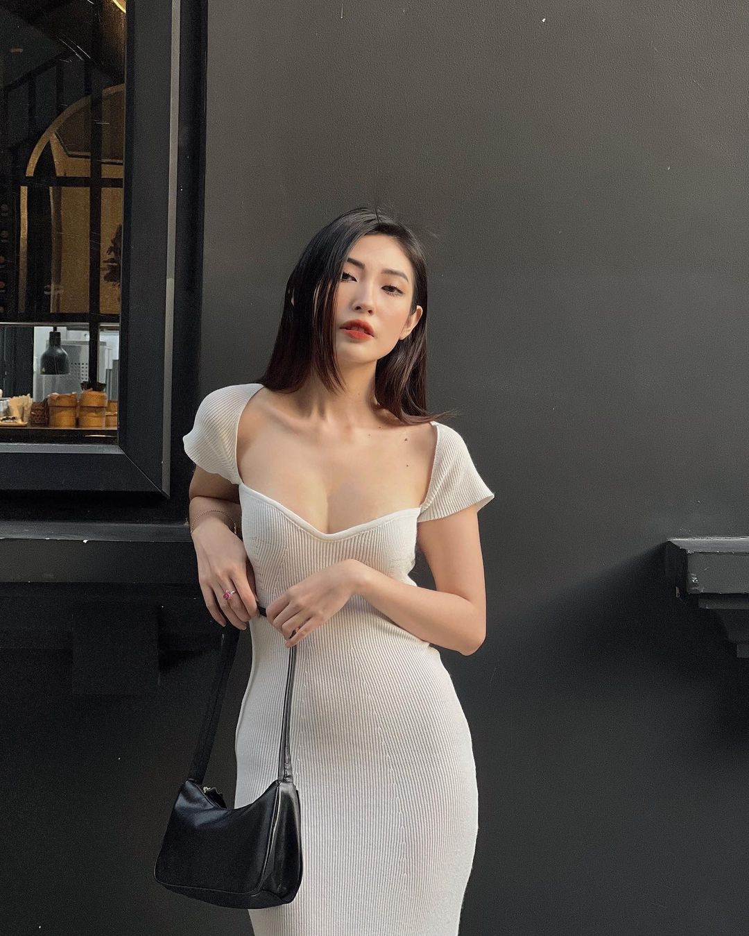 Khổng Tú Quỳnh khoe dáng “mình trắm” với áo “trái tim ngược” - 10