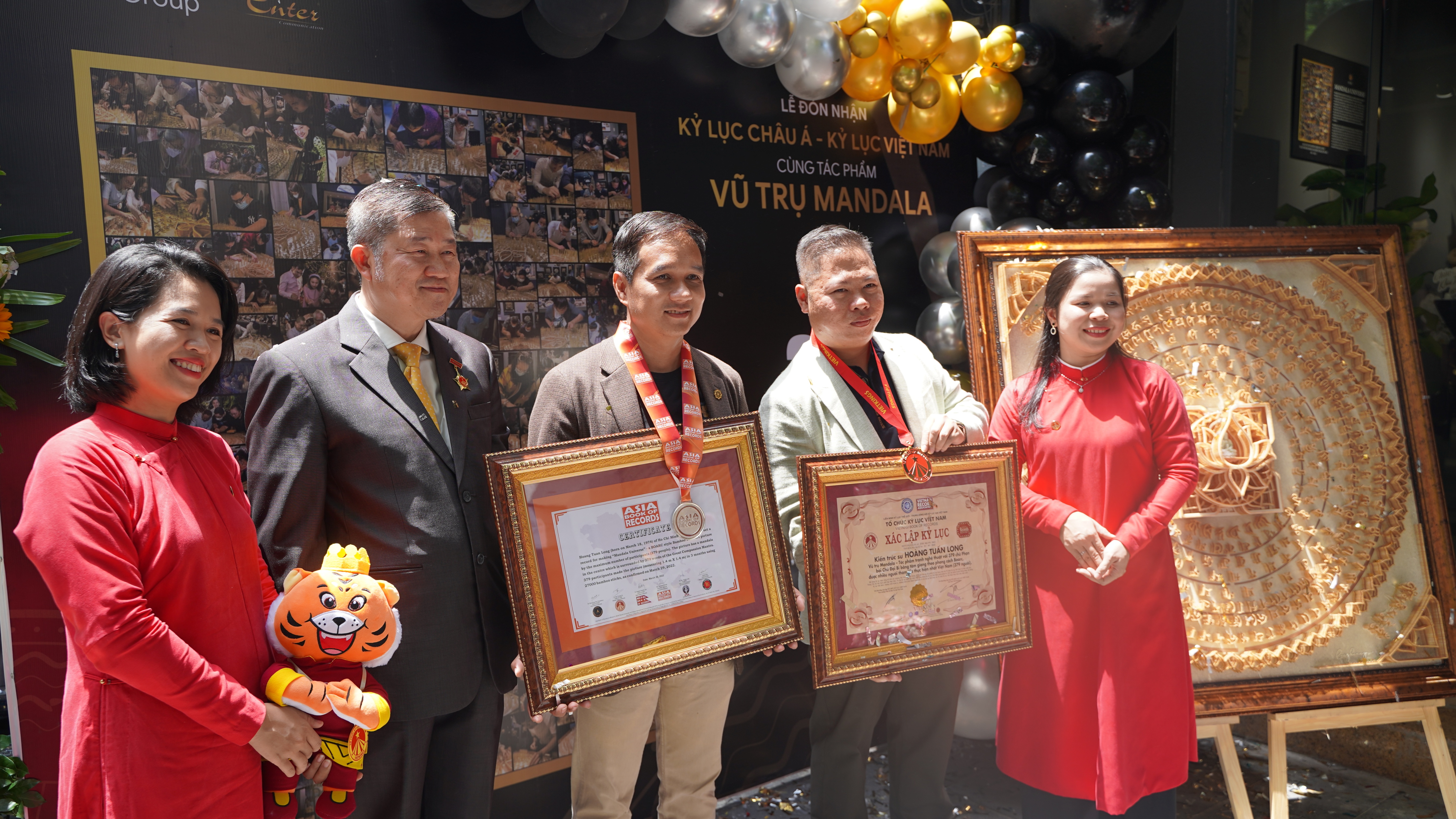 Tác phẩm 'Mandala' từ 27.000 cây tăm giang lập kỷ lục châu Á - 1661728701 588 Tác phảm Mandala tu 27000 cay tam giang lap ky