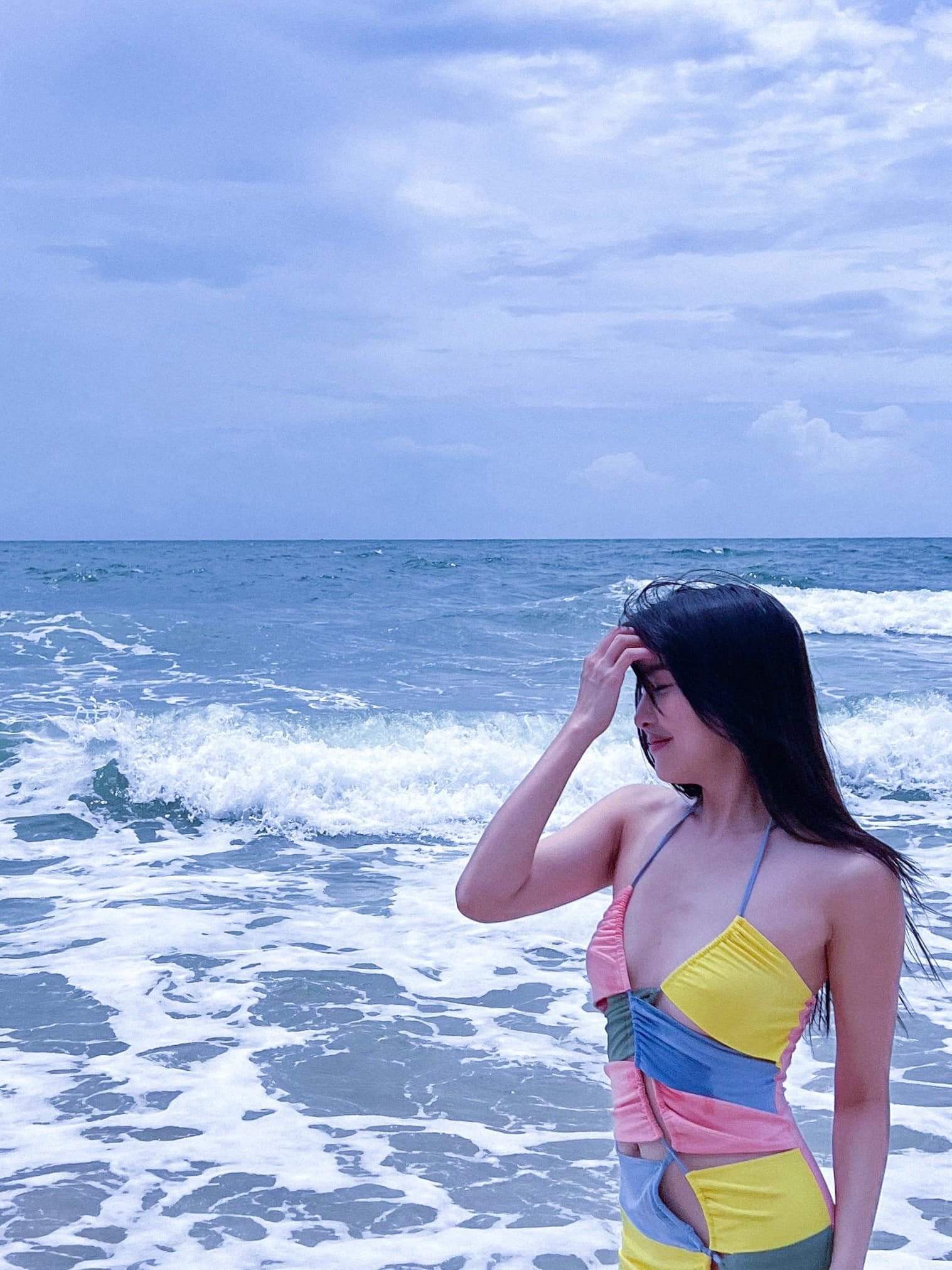 "Nữ thiếu úy" phim "Bão ngầm" diện đầm mong manh thay bikini đi tắm biển? - 3