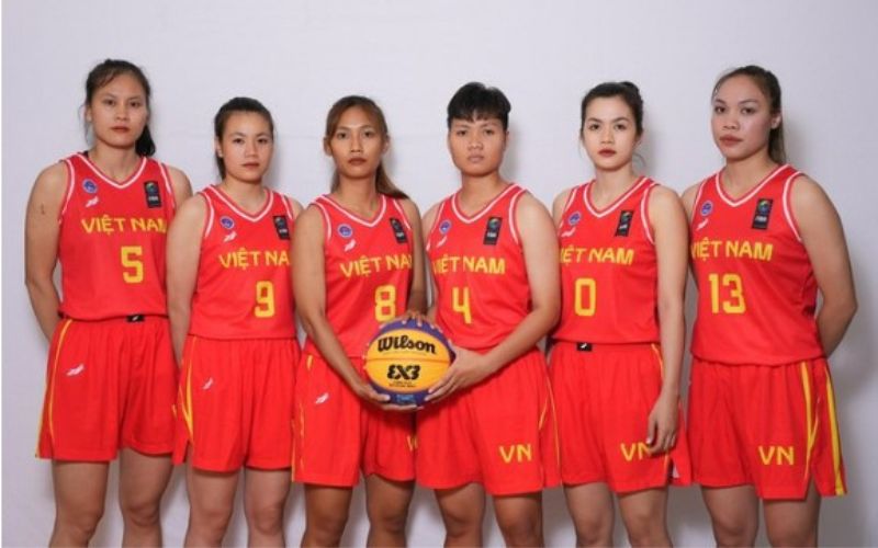 Diễm Trân (đứng thứ 2 từ phải sang) đang tham dự giải FIBA 3x3 Nations League 2022.