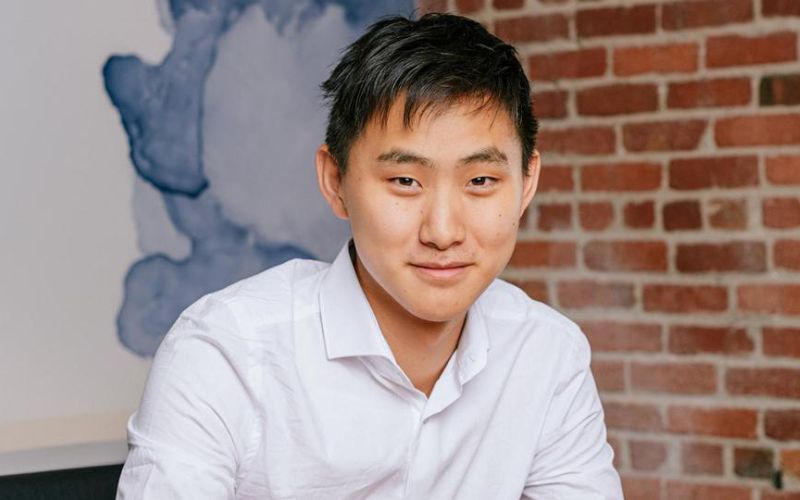 Alexandr Wang: Xuất thân con nhà khoa học, 25 tuổi trở thành tỷ phú tự thân trẻ nhất thế giới, được Forbes vinh danh 8 Chàng trai trẻ không bỏ lỡ bất kỳ cuộc thi toán học hay lập trình nào.