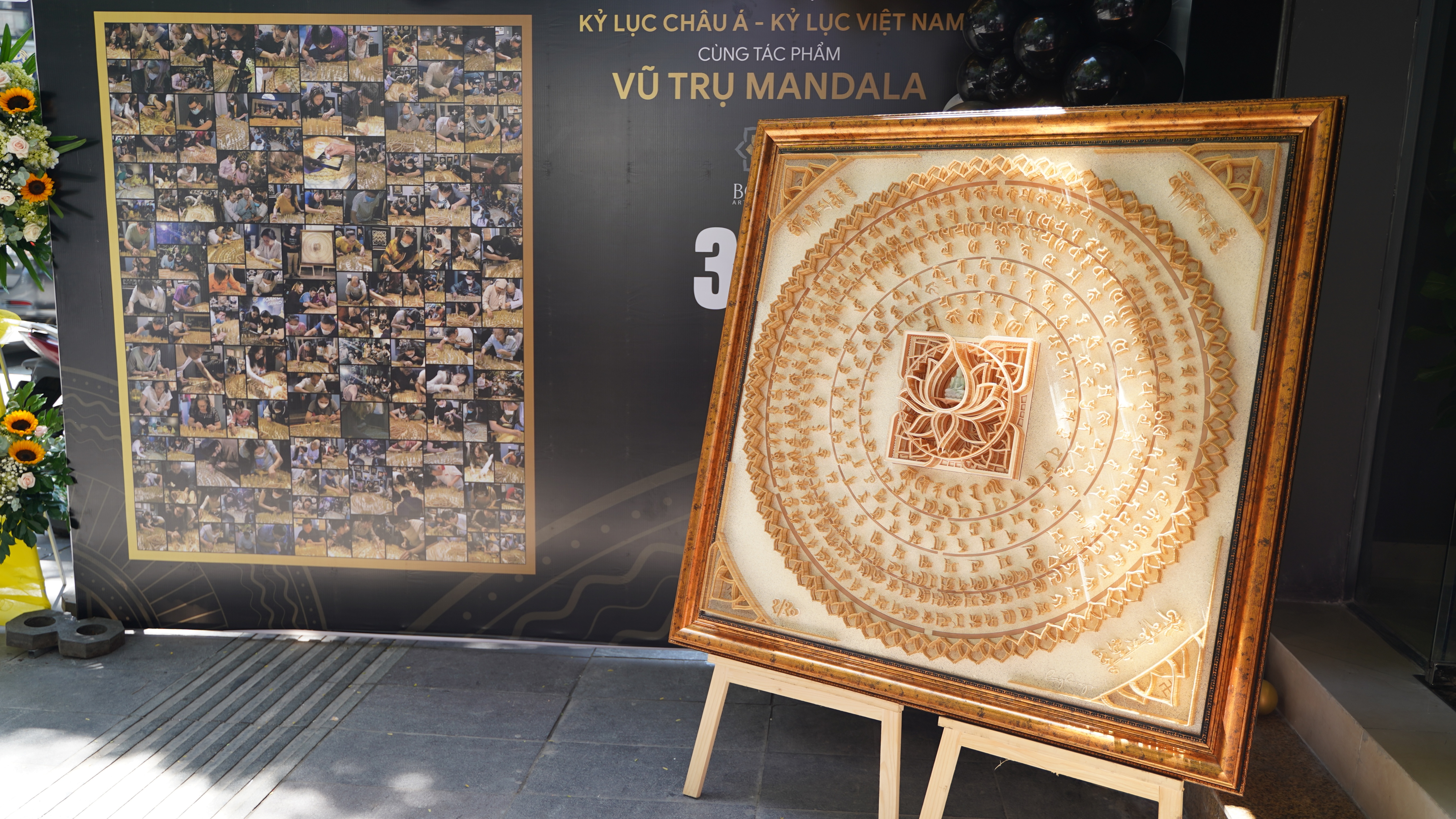 Tác phẩm 'Mandala' từ 27.000 cây tăm giang lập kỷ lục châu Á - Tác phảm Mandala tu 27000 cay tam giang lap ky