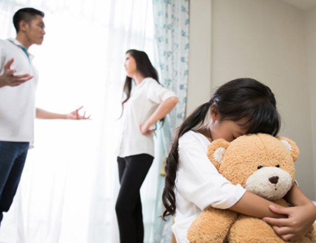 Con cái dễ bị ảnh hưởng tâm lý khi chứng kiến cha mẹ cãi nhau.