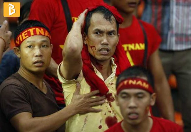 cổ động viên Việt Nam bị tấn công