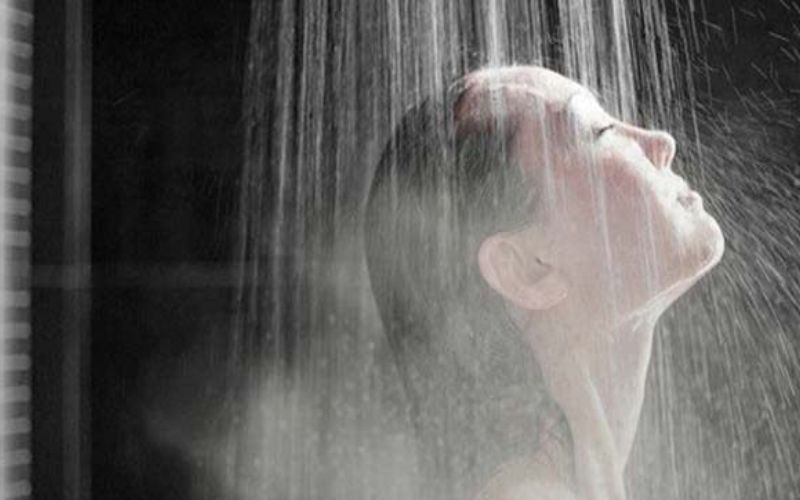 6 cách chăm sóc tóc giúp thăng hạng nhan sắc 7 dung-nuoc-am-goi-dau