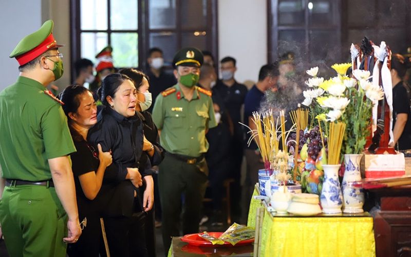 Tang lễ 3 cảnh sát cứu hỏa đầy không khí đau thương 10 gia-dinh-khoc-het-nuoc-mat