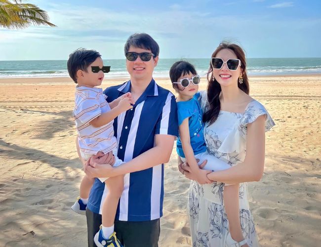 Nhan sắc ngày càng thăng hạng của Hoa hậu Đặng Thu Thảo sau 10 năm đăng quang Miss Vietnam 2012 8 Gia đình nhỏ của Hoa hậu Đặng thu Thủy và doanh nhân Trung Tín.