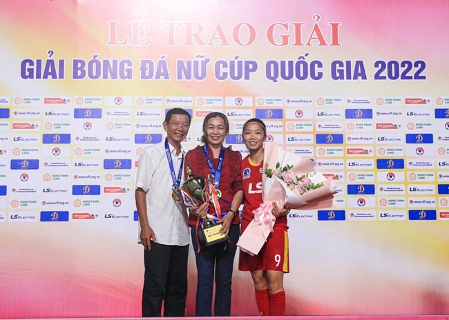 Huỳnh Như cùng gia đình ăn mừng chiến thắng Cup Quốc gia 2022