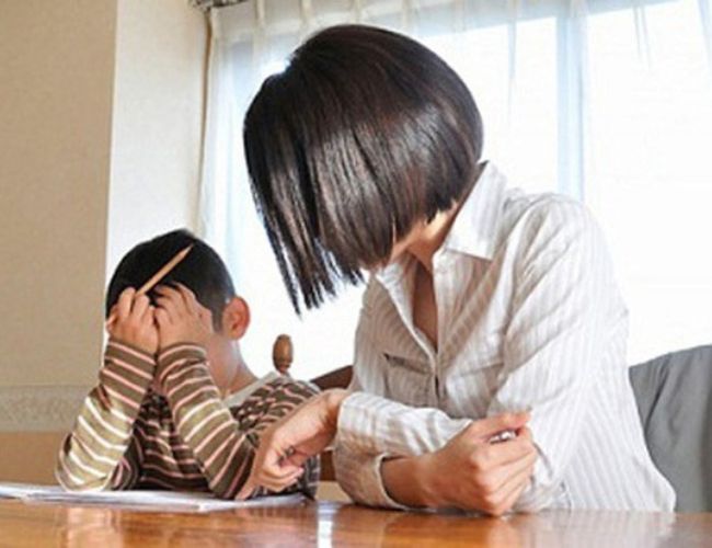 4 thói quen của cha mẹ khiến trẻ dễ bị tự ti, trầm cảm 9 Cha mẹ đặt kỳ vọng quá cao vào con sẽ khiến trẻ bị tự ti, căng thẳng và có thể dẫn đến trầm cảm.