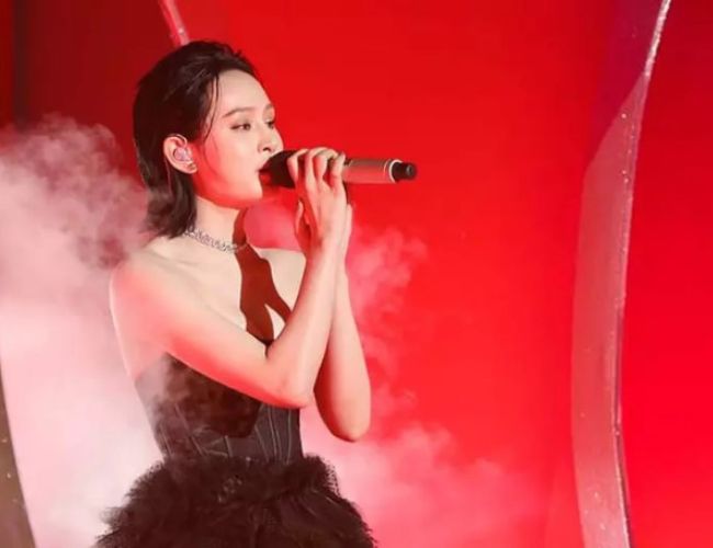 Hiền Hồ tái xuất sau khoảng thời gian vướng scandal "anh em nương tựa" 10 Mức cát-xê của Hiền Hồ cao ngất ngưỡng đàn chị.