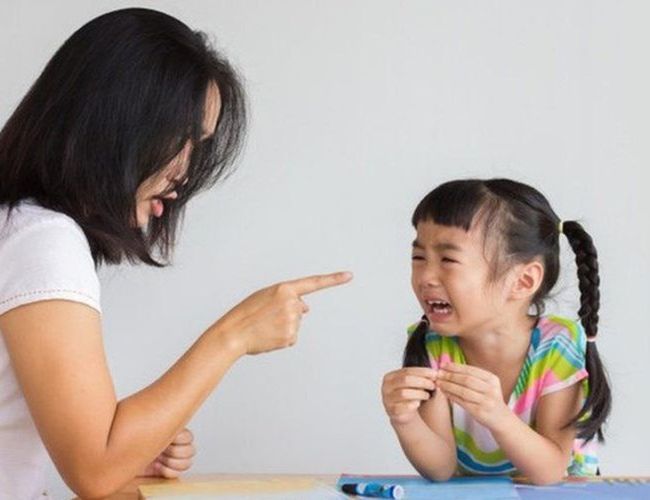 4 thói quen của cha mẹ khiến trẻ dễ bị tự ti, trầm cảm 8 Thường xuyên quát mắng, đe dọa sẽ khiến trẻ nhỏ bị tổn thương tinh thần.