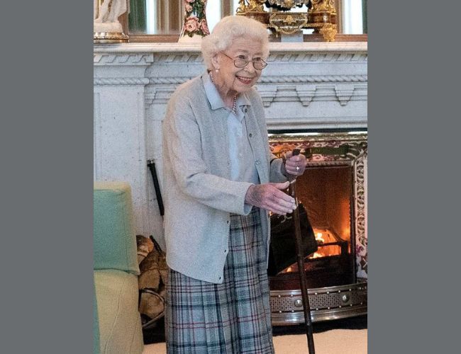 Bác sĩ chỉ ra dấu hiệu nhận biết cái chết của Nữ hoàng Elizabeth II 7 Bàn tay "lốm đốm" của Nữ hoàng Elizabeth II.