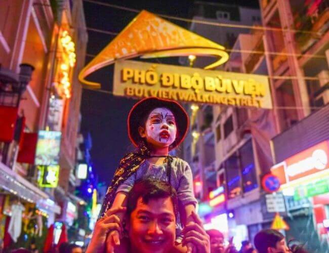 Bùi Viện là một trong những điểm đi chơi Halloween lý tưởng ở Sài Gòn. 