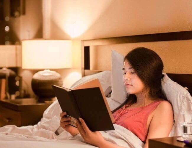Thay vì dùng điện thoại, hãy đọc sách để chìm vào giấc ngủ nhanh hơn.