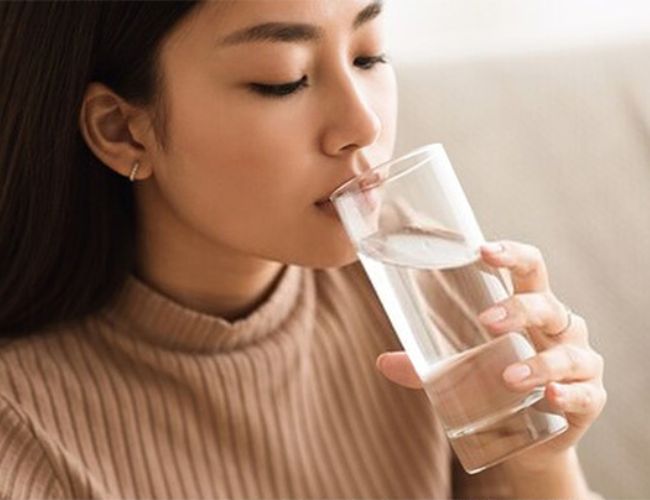 Mách bạn 10 cách giảm cân tự nhiên không cần ăn kiêng hay tập luyện 7 Uống đủ nước là một torng những cách giảm cân hiệu quả.
