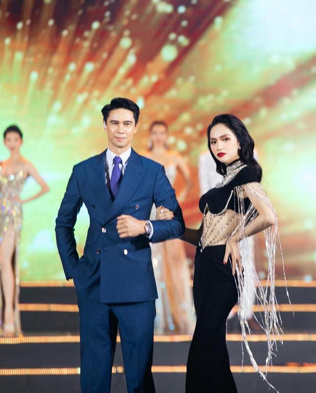 "Nam thần" Thái Lan từng sánh vai Hoa hậu Thùy Tiên, Hương Giang bất ngờ xuống tóc đi tu - 5