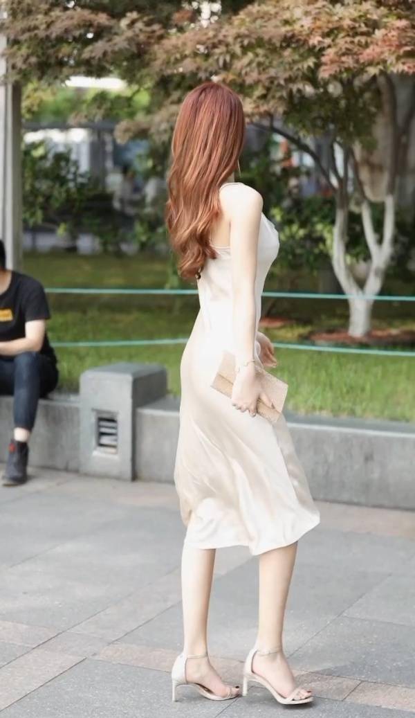 Nhiều cô gái "vô danh" nổi bật trên đường phố khi diện váy ngủ xuống phố - 6