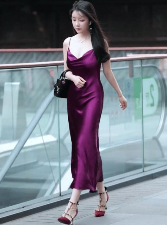 Nhiều cô gái "vô danh" nổi bật trên đường phố khi diện váy ngủ xuống phố - 5