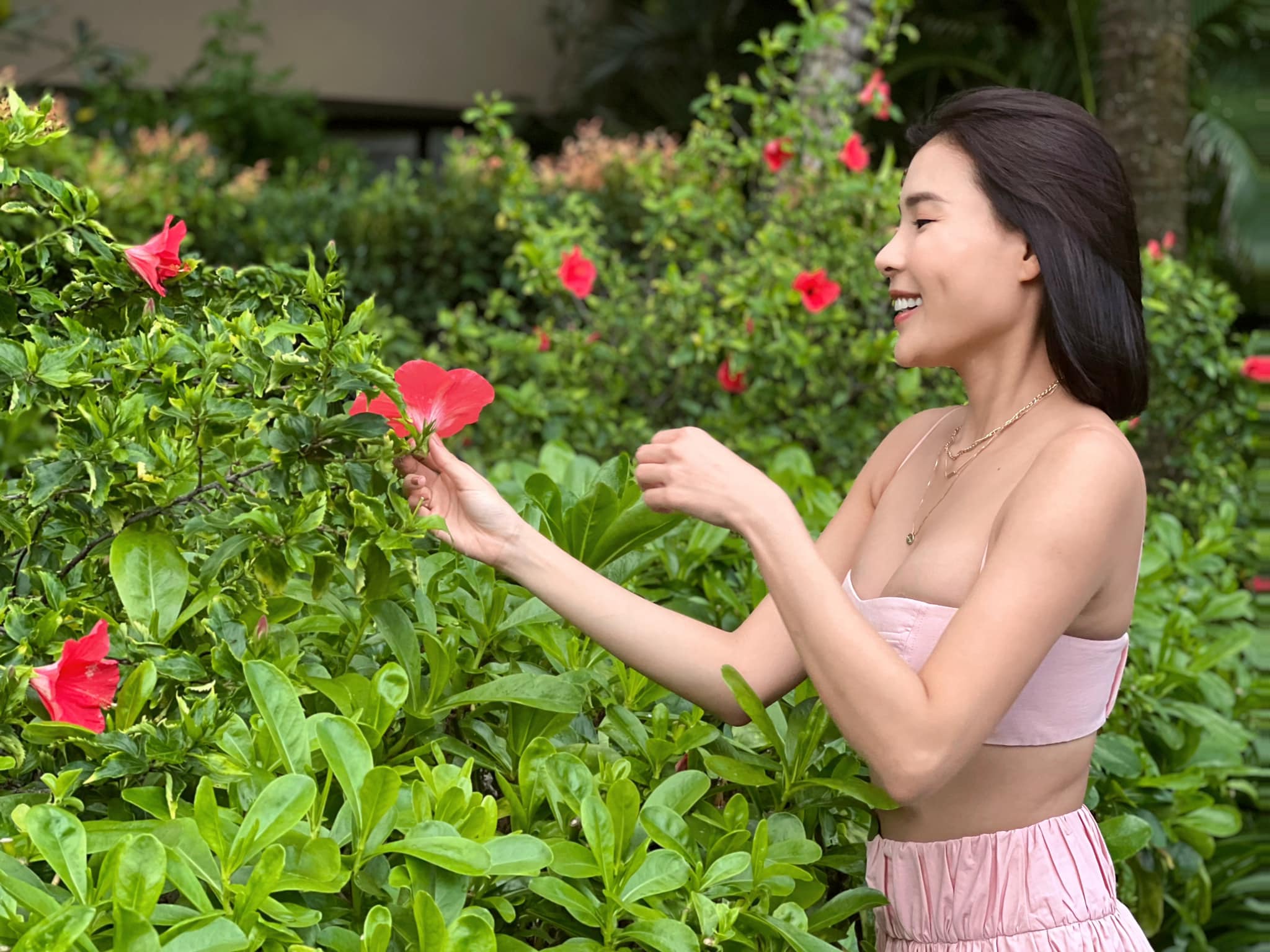 Bà xã Lương Thế Thành quá quyến rũ với những kiểu áo tôn ngực đầy - 8