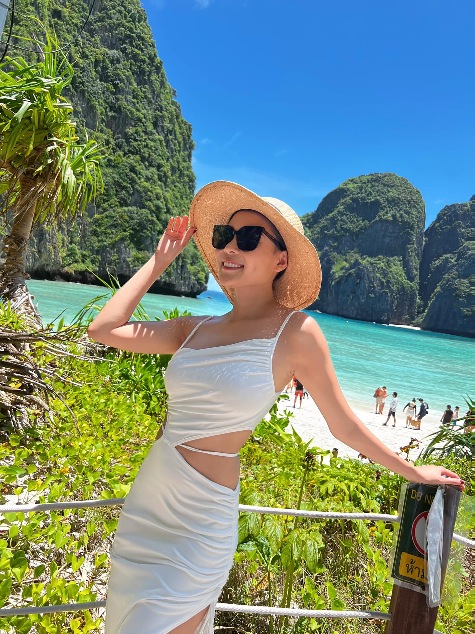 Bà xã Lương Thế Thành quá quyến rũ với những kiểu áo tôn ngực đầy - 10