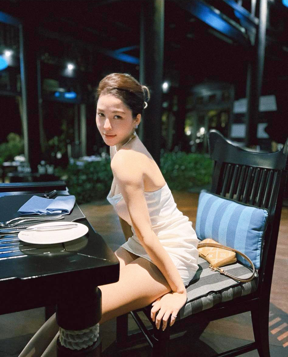 Hot girl Trâm Anh mê diện váy ngắn - 3