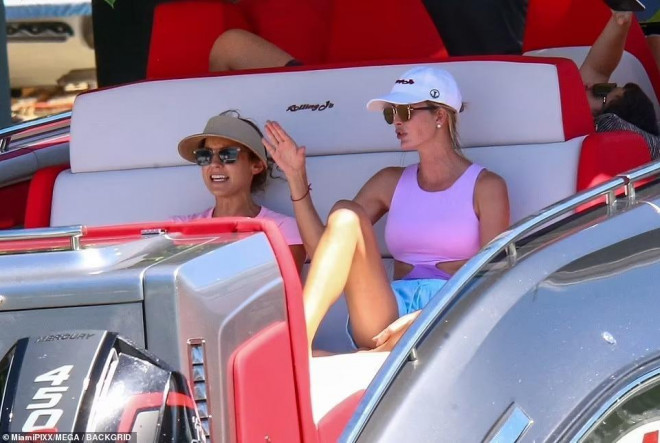 Ivanka Trump khoe chân dài cực phẩm với áo tắm, cùng chồng "khóa môi" ngọt ngào - 11