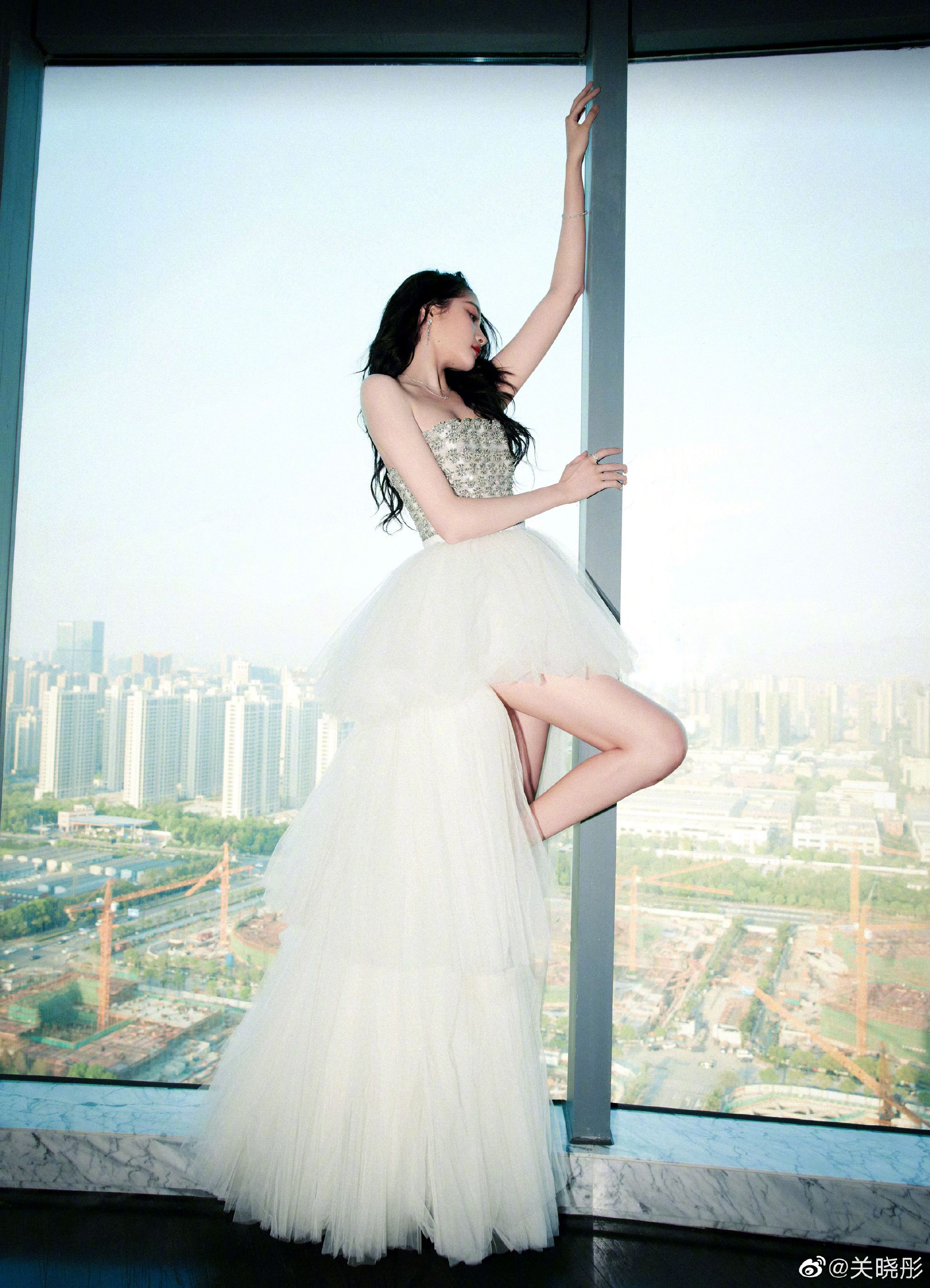 Sở hữu đôi chân dài 1m10 đây mới là mỹ nhân có tỷ lệ cơ thể đẹp nhất Trung Quốc - 8