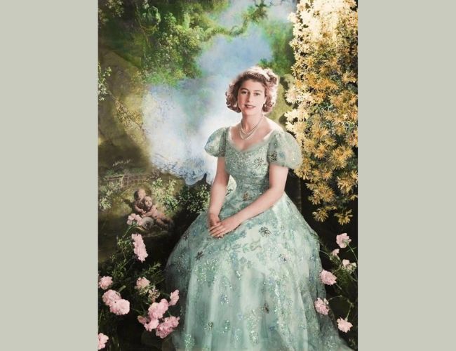 Bác sĩ chỉ ra dấu hiệu nhận biết cái chết của Nữ hoàng Elizabeth II 8 Hình chụp lúc bà đang là Công chúa Cung điện Buckingham vào năm 1945.