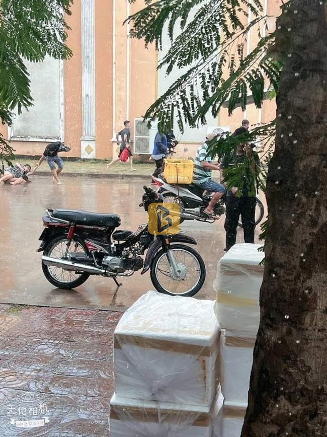 Lại xuất hiện video 100 người Việt tháo chạy khỏi Campuchia? 9 Hình ảnh trời mưa to và trơn trượt, có người đã ngã lăn ra đất khi đang trốn chạy khỏi sự truy đuổi của các chủ cơ sở lao động nghi "có hành vi buôn người"