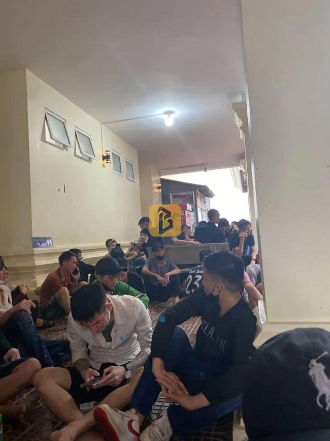 Lại xuất hiện video 100 người Việt tháo chạy khỏi Campuchia? 10 Đa số các lao động chay thoát là thanh niên khỏe mạnh