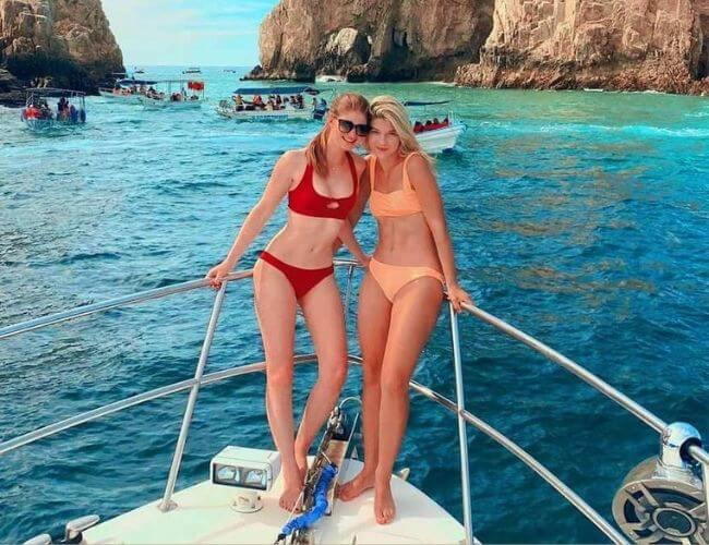 Hai chị em Jennifer và Phoebe thả dáng trong chuyến du lịch biển. Trên trang cá nhân, Jennifer từng khen em gái là người thông minh, quyến rũ, rạng rỡ.