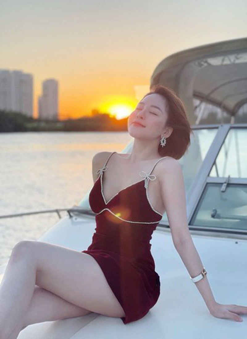 Hot girl Trâm Anh mê diện váy ngắn - 9