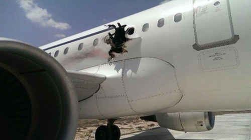 Nhân viên sân bay tiếp tay cho nghi phạm đánh bom phi cơ Somalia 7 Lỗ hổng do bom gây ra trên máy bay của Daallo Airlines. Ảnh: BBC