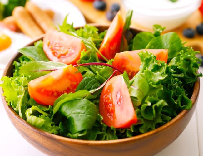 Rau xanh chứa nhiều chất xơ nhưng có calories rất ít. Vì vậy, giữ thói quen ăn nhiều rau xanh sẽ giúp bạn có vóc dáng cân đối và một hệ tiêu hóa khỏe mạnh.