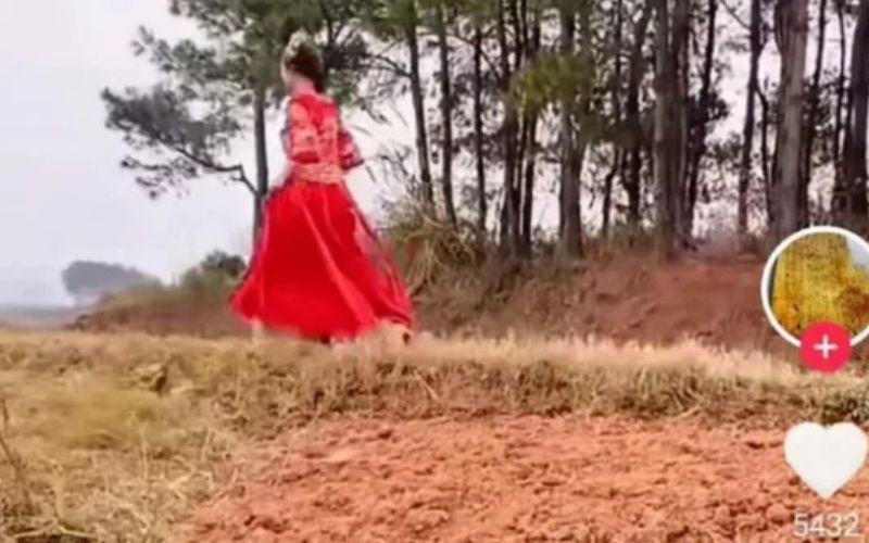 Cô dâu vừa khóc vừa chạy đến nhà trai với lý do khiến ai cũng xót xa 6 Hình ảnh cô dâu vừa khóc vừa chạy đến nhà trai.