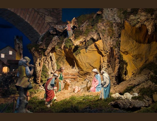 Máng cỏ trong than đá, nơi Chúa Giêsu ra đời.