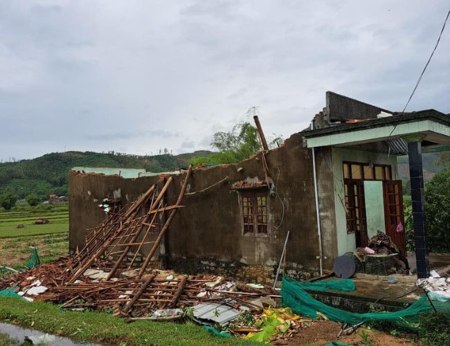 Quảng Nam hoang tàn sau trận càn quét của siêu bão Noru 11 nhiều nhà bay mái vì bão