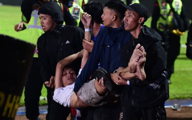 125 người tử vong vì giẫm đạp ở sân vận động Indonesia sau trận bóng đá.