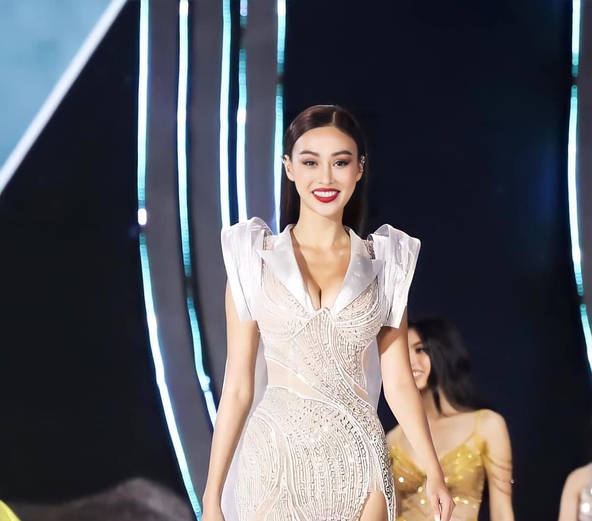 Á hậu 2 Hoa hậu Hoà bình Việt Nam 2022 gợi cảm vượt bậc nhờ vòng 1 “khổng lồ”? - 5