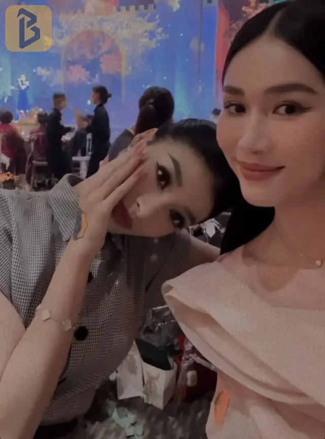 Toàn cảnh đám cưới Đỗ Mỹ Linh và ông xã doanh nhân: lễ đường được trang trí như vườn cổ tích, dàn sao Việt đình đám đổ bộ 17 Dù gặp sự cố hỏng giày trước giờ G nhưng Á hậu Kiều Loan và Phương Anh đã kịp góp mặt chứng kiến khoảnh khắc hạnh phúc của cô dâu Đỗ Mỹ Linh.