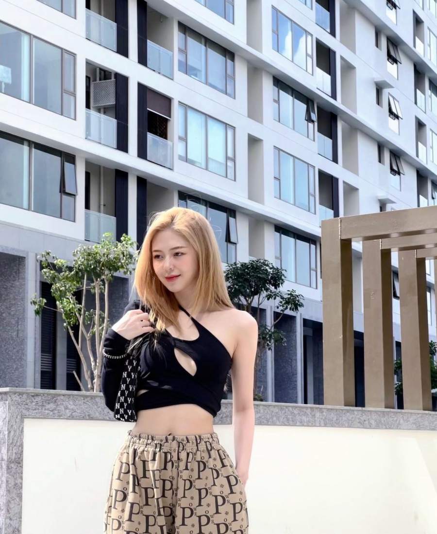 Bạn gái cũ Trịnh Thăng Bình mê váy cut-out màu nổi để tôn da trắng - 9