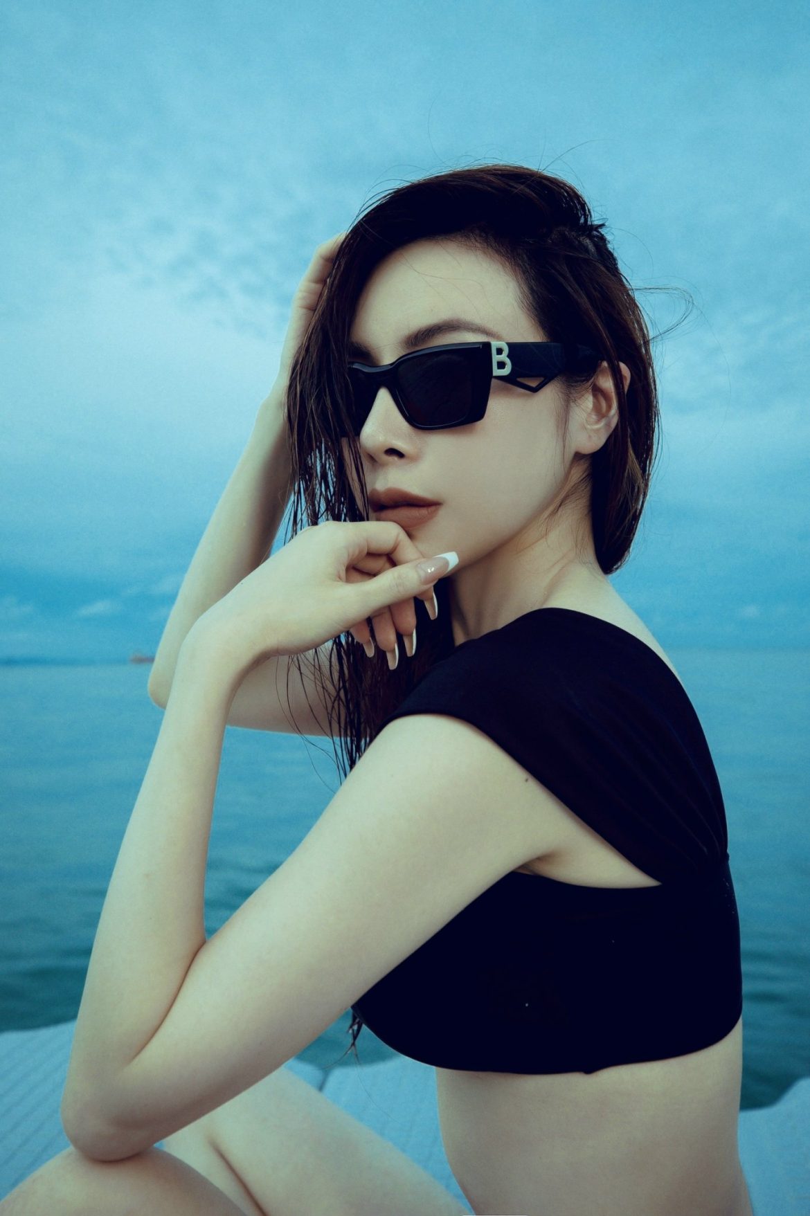 "Hoa hậu Tiến sĩ" khoe dáng mảnh mai với áo bơi ở resort 5 sao của Thái Lan - 1