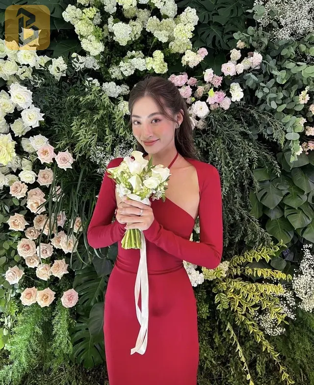 Toàn cảnh đám cưới Đỗ Mỹ Linh và ông xã doanh nhân: lễ đường được trang trí như vườn cổ tích, dàn sao Việt đình đám đổ bộ 23 Nàng Hậu tranh thủ “sống ảo” với hoa cưới của cô dâu.
