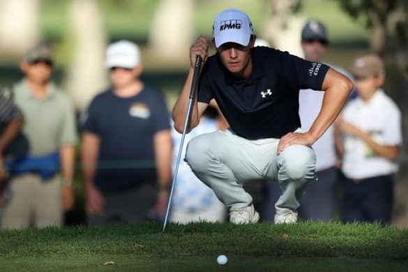 Maverick McNealy quan sát trên green hố 16 ở vòng cuối. Ảnh: AFP