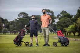 Golf ngày càng phổ biến hơn, tiếp cận với đông đảo công chúng hơn, bất chấp bối cảnh đại dịch trên toàn thế giới hai năm qua. Trong ảnh là hai golfer nghiệp dư chuẩn bị chơi trên sân Albert Park, Melbourne, Australia hồi tháng 9/2021. Ảnh: The Age